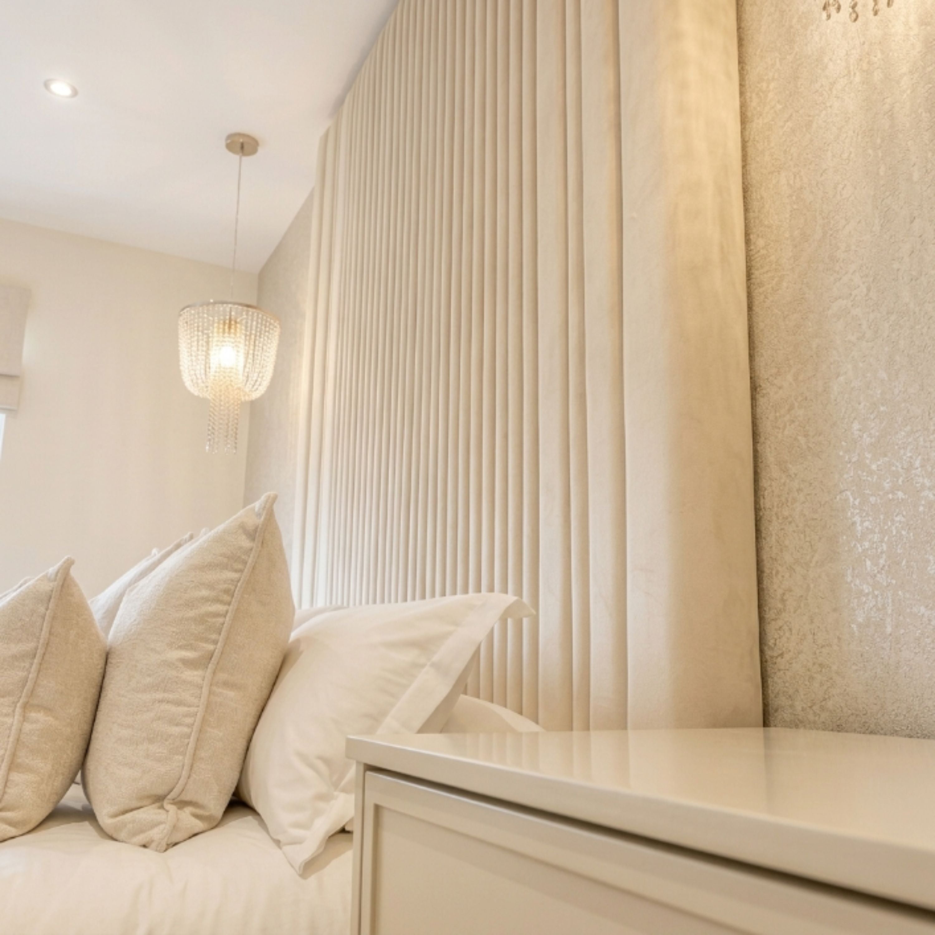 AURELIA Panel Bed
